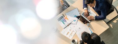 İş adamları grup toplantısı daha geniş açıdan çekildi