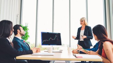 Dahiyane bilgisayar yazılımının borsa veri tablosu analizi