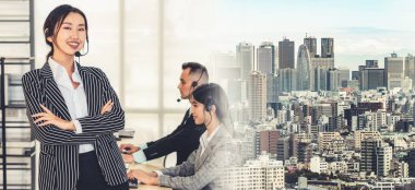 Ofiste çalışan, kulaklık takan iş adamları daha geniş görüşlü.