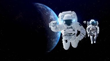 Astronot uzay yürüyüşü yaparken uzay uçuşları görevinde çalışıyor.