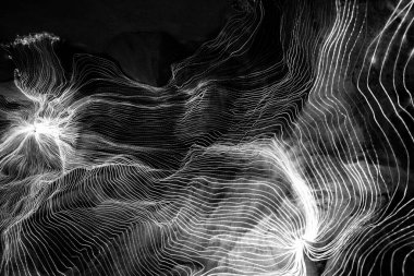 Ağ noktaları ve koyu arkaplanı birbirine bağlayan dijital dokuma çizgilerinin soyut dalgası