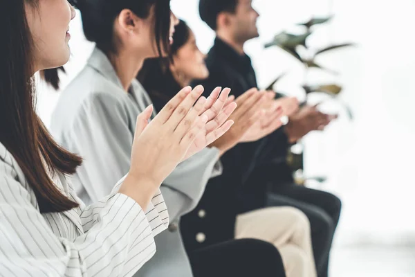 Empresaria hábilmente presente proyecto de trabajo recibe celebraciones del equipo — Foto de Stock