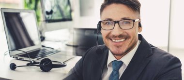 Ofiste çalışan, kulaklık takan iş adamları daha geniş görüşlü.