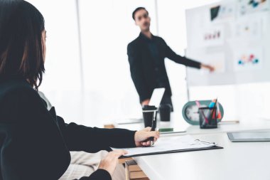 İş kadını toplantı yapıyor. Ofis odasında kağıt yazıyor. .