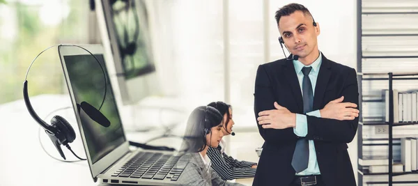 Gli uomini d'affari che indossano cuffie che lavorano in ufficio ampliano la vista — Foto Stock