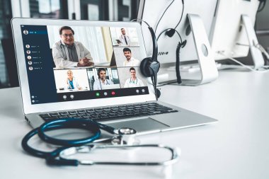 Doktorun hastayla aktif olarak konuşması için internet üzerinden teletıp görüntüsü