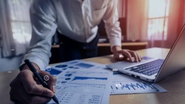 İşadamı, borsa araştırmalarının kavramsal verilerini analiz ediyor.