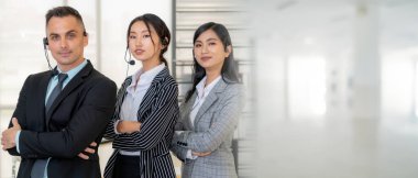 Ofiste çalışan, kulaklık takan iş adamları daha geniş görüşlü.