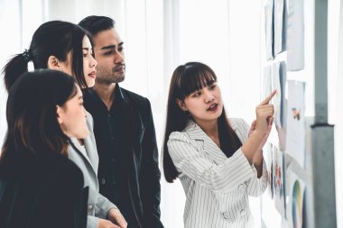 İş adamları daire içinde otururken iş projesini ustaca tartışıyor