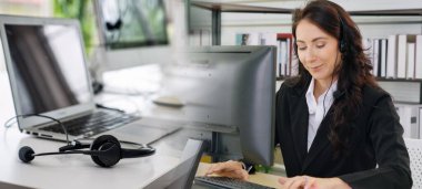 Ofiste çalışan, kulaklık takan iş adamları daha geniş görüşlü.