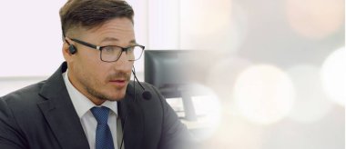 Ofiste çalışan, kulaklık takan iş adamları daha geniş görüşlü.