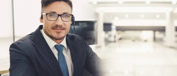 Gente de negocios con auriculares trabajando en la oficina ampliar vista — Foto de Stock