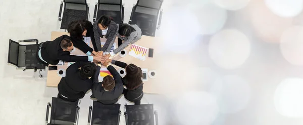 Gelukkig zakenmensen vieren teamwork succes verbreden visie — Stockfoto