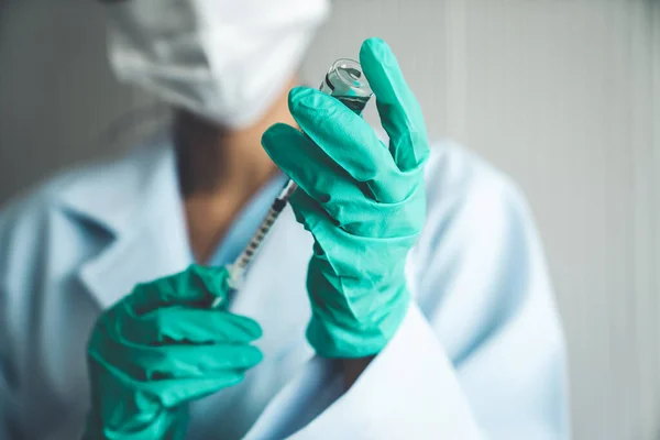 Умілий лікар готує вакцину перед ін'єкцією — стокове фото