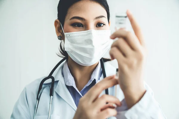 Un medico esperto prepara il vaccino con competenza prima dell'iniezione — Foto Stock