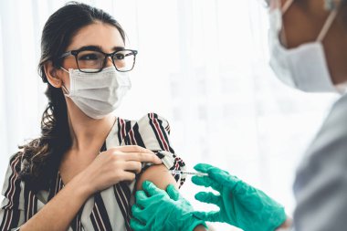 Genç bayan, aşı için yetenekli doktoru hastanede ziyaret ediyor.