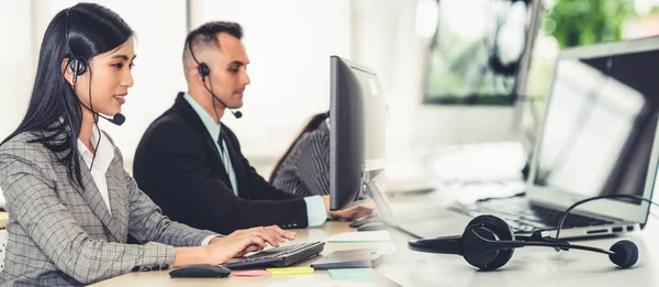 Gente de negocios con auriculares trabajando en la oficina ampliar vista —  Fotos de Stock