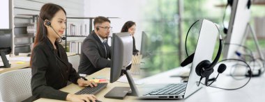 Ofiste çalışan, kulaklık takan iş adamları daha geniş görüşlü.