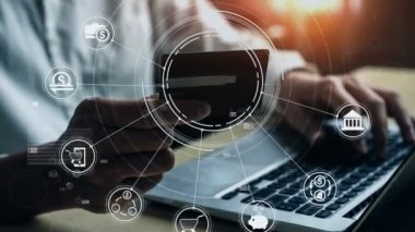 Genç adam online alışveriş kavramları için kredi kartı kullanıyor