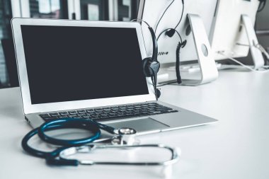 Klinikteki kulaklık ve doktor ekipmanları hasta için aktif destek için hazır.