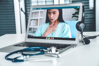 Doktorun hastayla aktif olarak konuşması için internet üzerinden teletıp görüntüsü