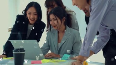 Şirket personeli toplantısındaki iş adamları imrendirici grafikle