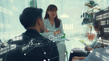 Şirket personeli toplantısındaki iş adamları imrendirici grafikle