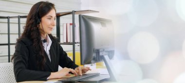 Ofiste çalışan, kulaklık takan iş adamları daha geniş görüşlü.