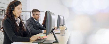 Ofiste çalışan, kulaklık takan iş adamları daha geniş görüşlü.