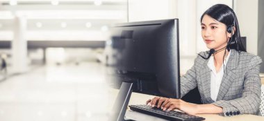 Ofiste çalışan, kulaklık takan iş adamları daha geniş görüşlü.