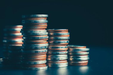 Biriktirmek için hazine mevduat hesabına yığılmış altın paralar.