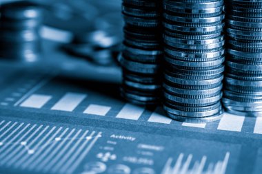 Biriktirmek için hazine mevduat hesabına yığılmış altın paralar.