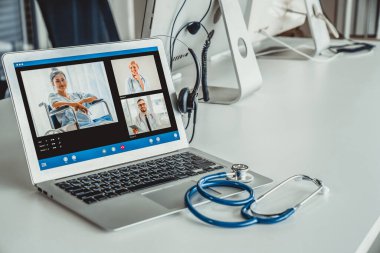 Doktorun hastayla aktif olarak konuşması için internet üzerinden teletıp görüntüsü