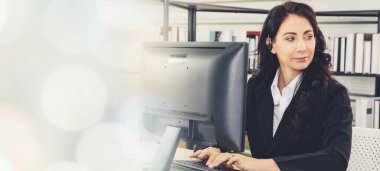 Ofiste çalışan, kulaklık takan iş adamları daha geniş görüşlü.