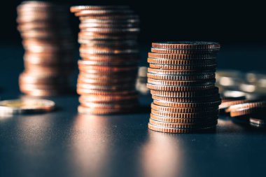 Biriktirmek için hazine mevduat hesabına yığılmış altın paralar.