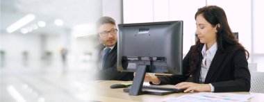 Ofiste çalışan, kulaklık takan iş adamları daha geniş görüşlü.