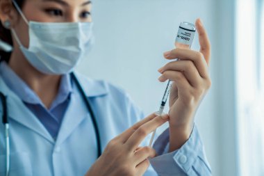 Yetenekli doktor aşıyı enjeksiyondan önce yeterince hazırlayın.