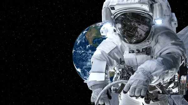 Космонавт совершает космический полет, работая в космическом полете. — стоковое фото