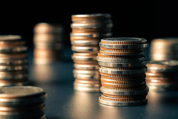 Pilha de moedas de ouro pilha em conta bancária de depósito de tesouraria financeira para economizar — Fotografia de Stock