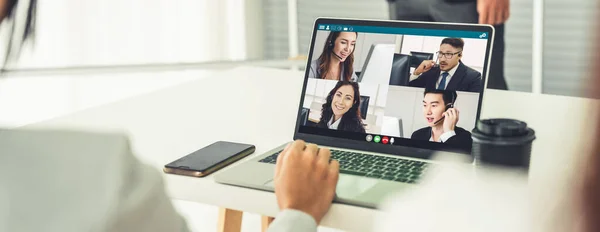 Podnikatelé na videohovory setkání odborně diskutovat o obchodním plánu — Stock fotografie