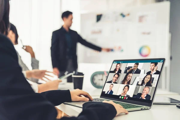 Empresários em reunião de videochamadas discutem proficientemente o plano de negócios — Fotografia de Stock