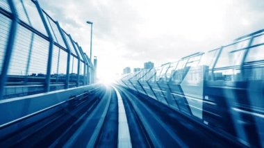 Siber küresel iletişim ve kodlama kavramında yolda dijital veri akışı