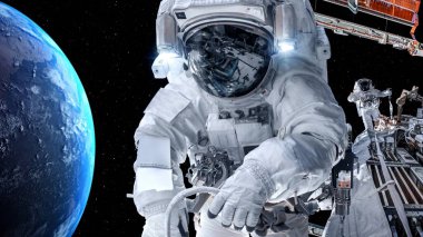 Astronot uzay yürüyüşü yaparken uzay uçuşları görevinde çalışıyor.