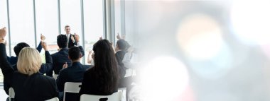 Seminer konferansında toplanan bir grup iş adamı daha geniş görüşlü