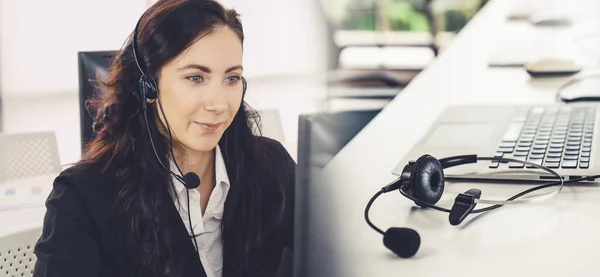 Zakenmensen die een headset dragen en op kantoor werken, verbreden het zicht — Stockfoto