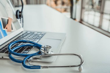 Doktorun hastayla aktif olarak konuşması için internet üzerinden teletıp görüntüsü