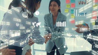 Şirket personeli toplantısındaki iş adamları imrendirici grafikle