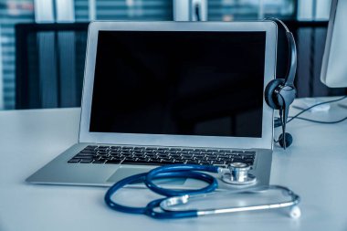 Klinikteki kulaklık ve doktor ekipmanları hasta için aktif destek için hazır.