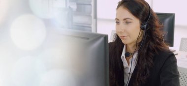 Ofiste çalışan, kulaklık takan iş adamları daha geniş görüşlü.