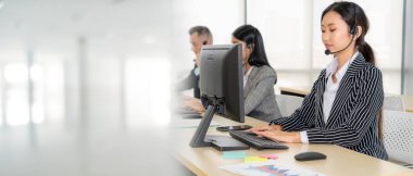 Ofiste çalışan, kulaklık takan iş adamları daha geniş görüşlü.